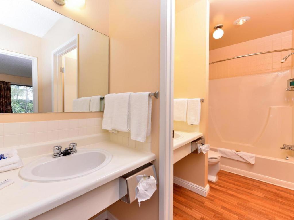 Canadas Best Value Inn Whitecourt Buitenkant foto