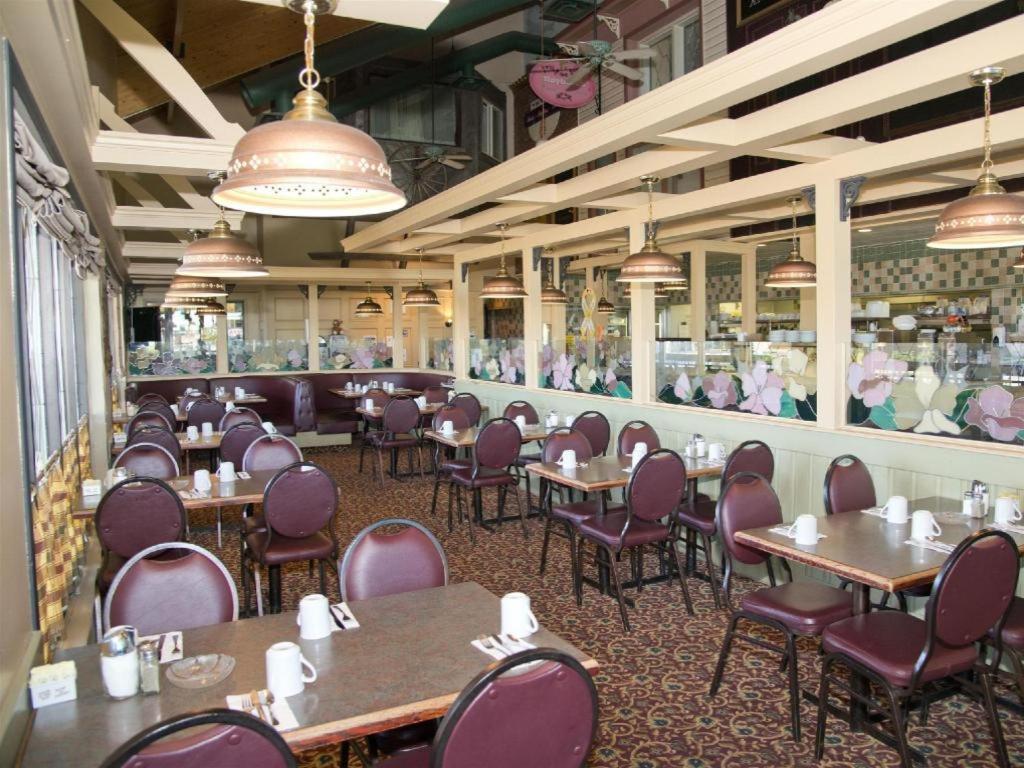 Canadas Best Value Inn Whitecourt Buitenkant foto