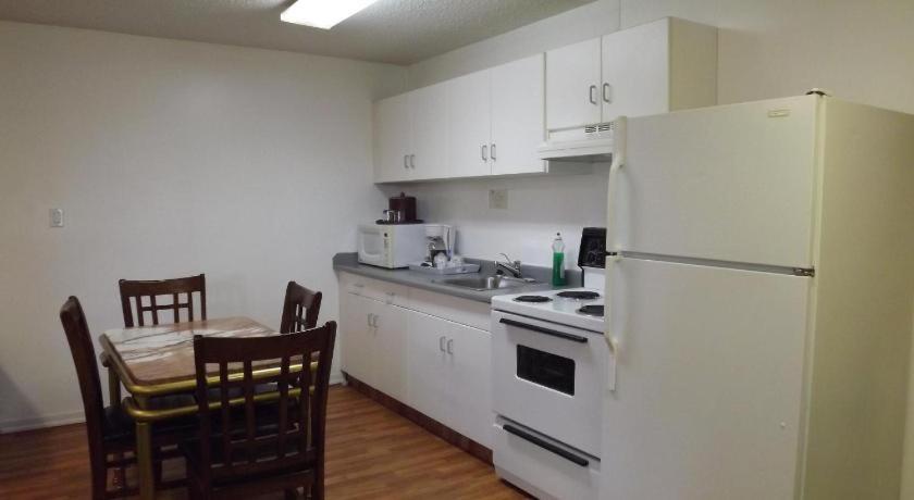 Canadas Best Value Inn Whitecourt Buitenkant foto