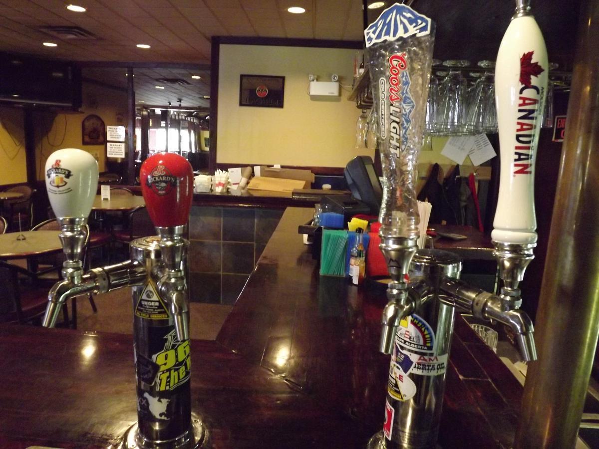 Canadas Best Value Inn Whitecourt Buitenkant foto