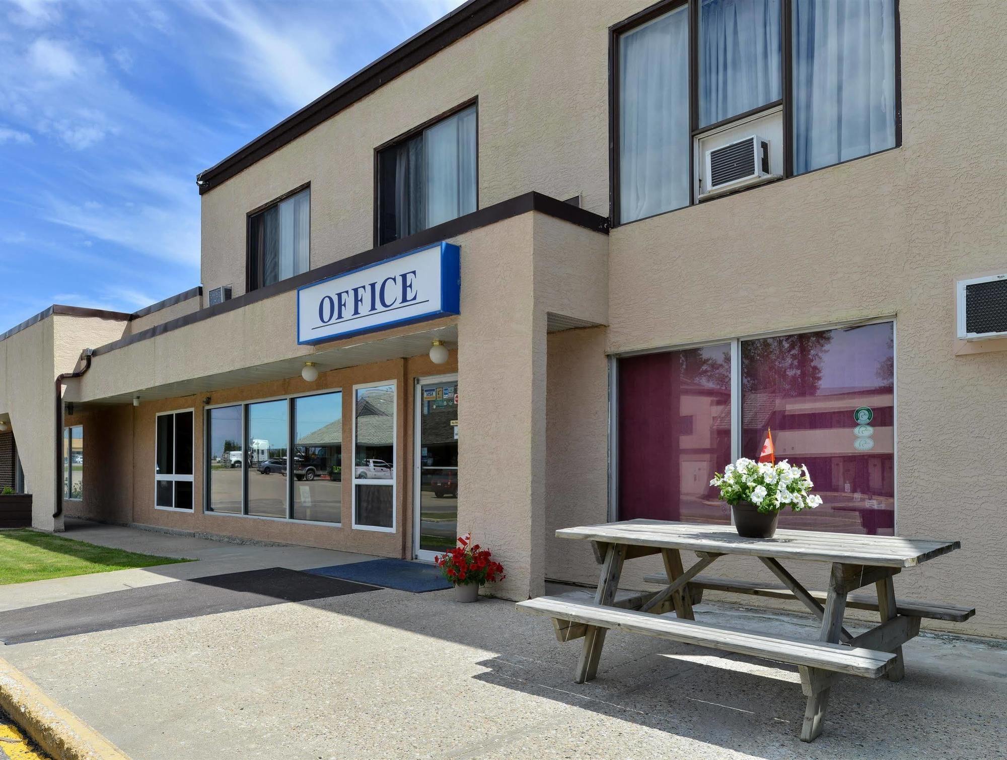 Canadas Best Value Inn Whitecourt Buitenkant foto