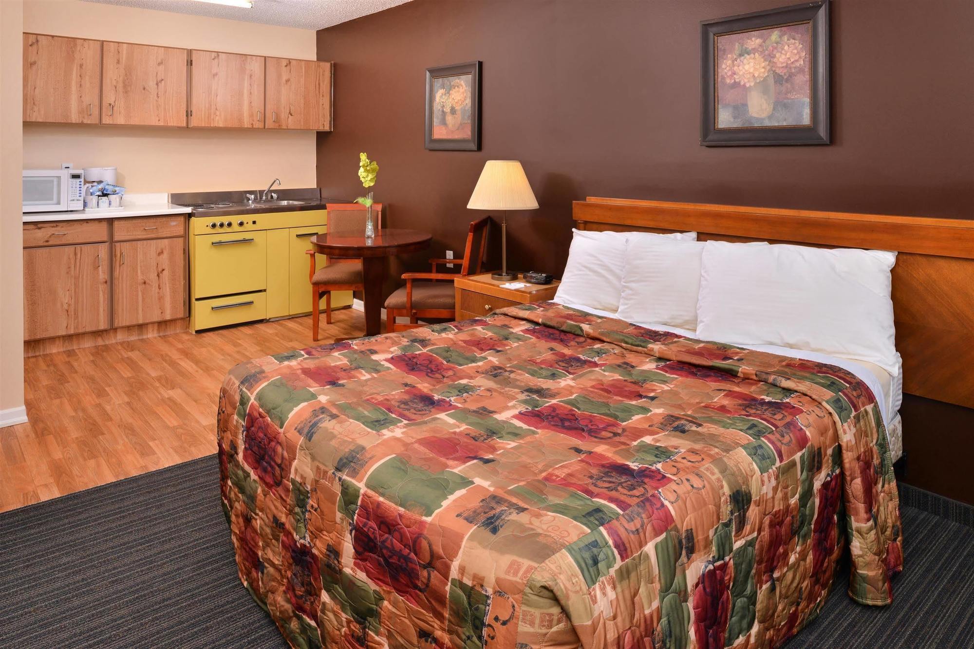 Canadas Best Value Inn Whitecourt Buitenkant foto