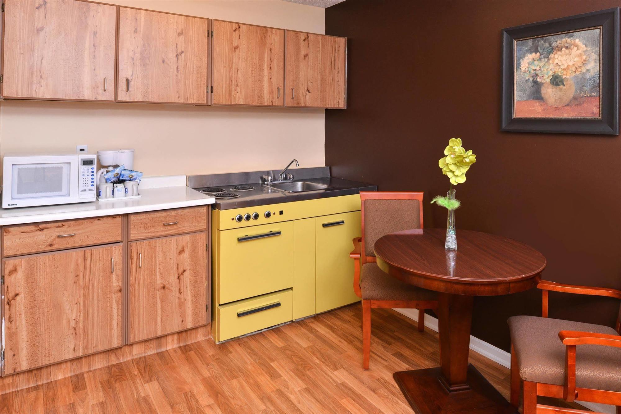 Canadas Best Value Inn Whitecourt Buitenkant foto