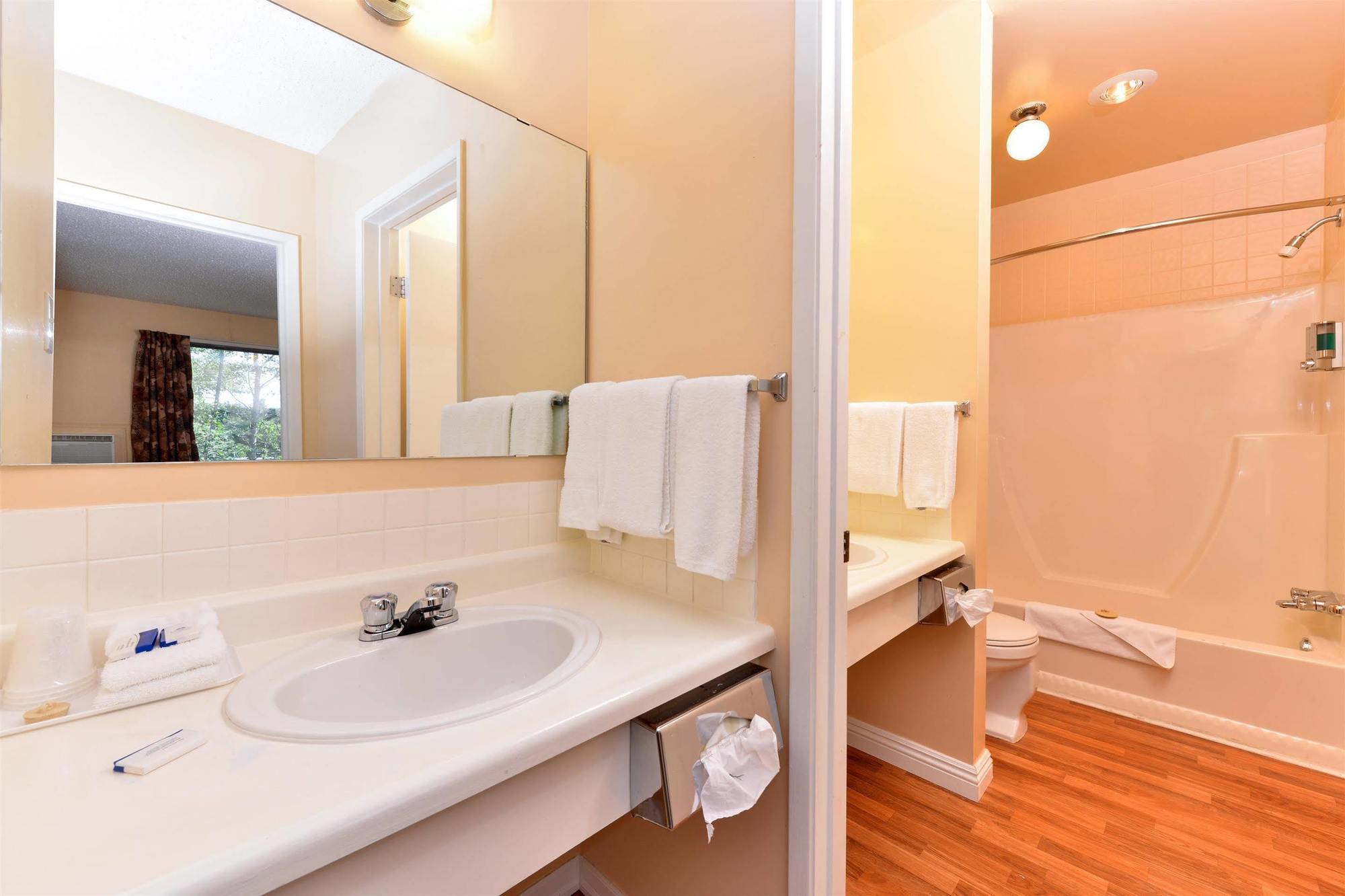 Canadas Best Value Inn Whitecourt Buitenkant foto