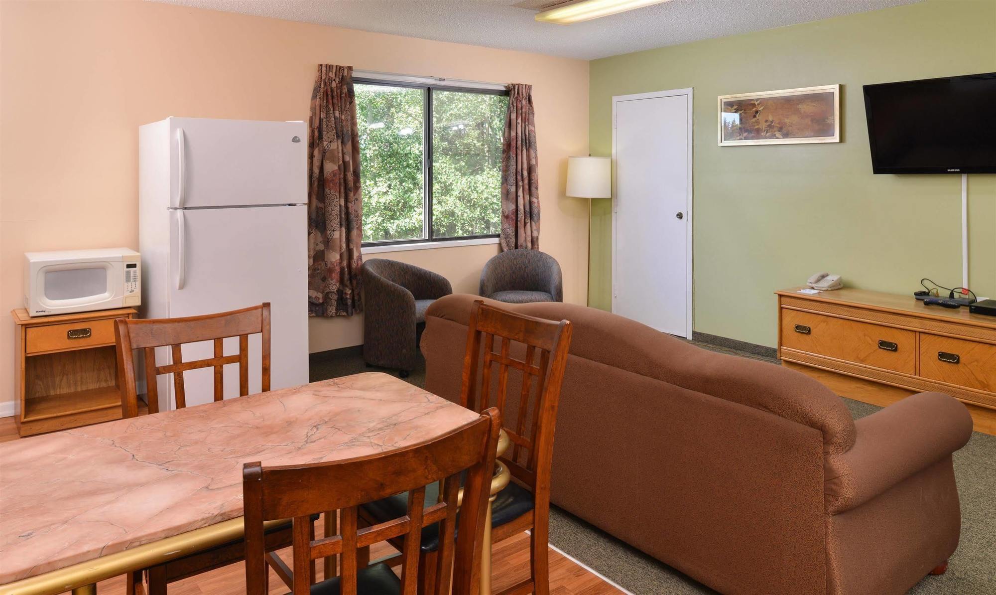 Canadas Best Value Inn Whitecourt Buitenkant foto