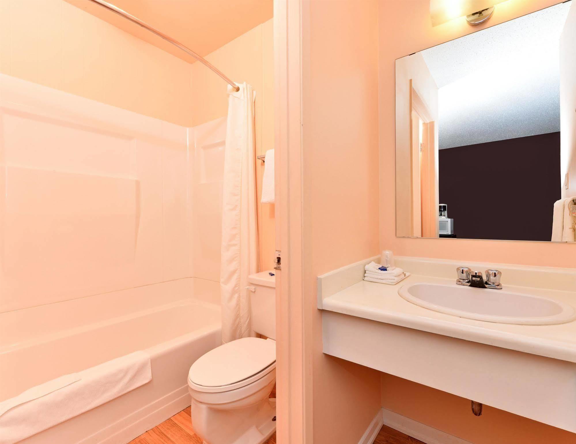 Canadas Best Value Inn Whitecourt Buitenkant foto