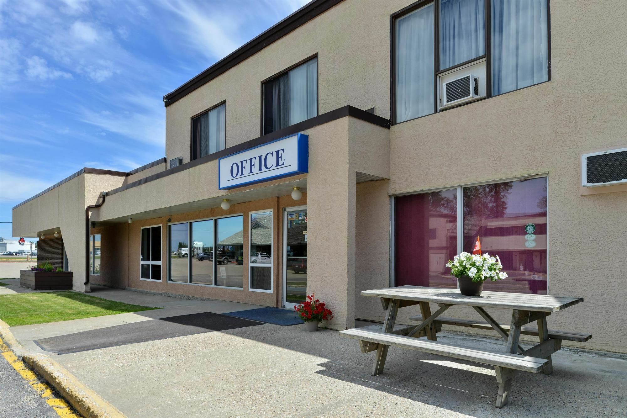 Canadas Best Value Inn Whitecourt Buitenkant foto